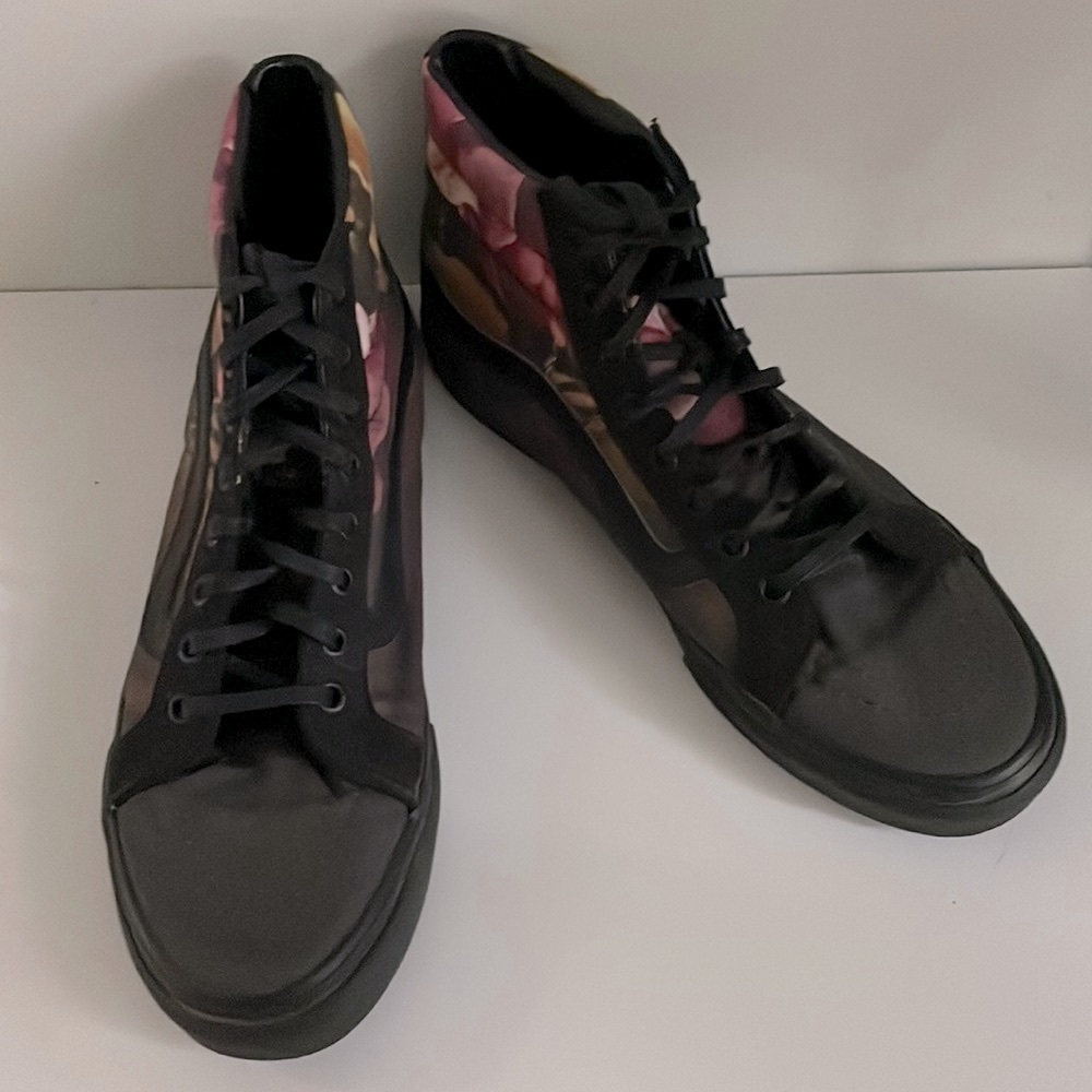 *SOLD* NWOT Vans US8.5 high-tops. Limited edition quilted floral pattern.